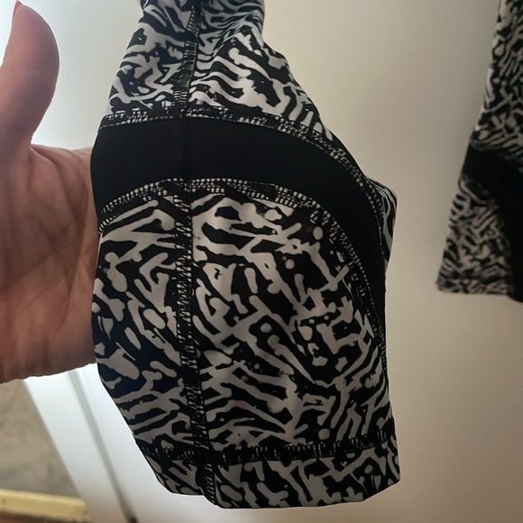 Lululemon Size 4 black & white patterned leggings inseam 21” - Picture 6 of 9